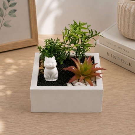 POT EN CIMENT AVEC PLANTE ET CHAT